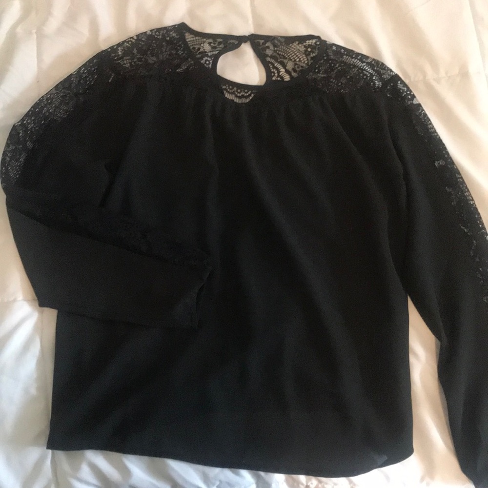 Flowy blouse with lace on top